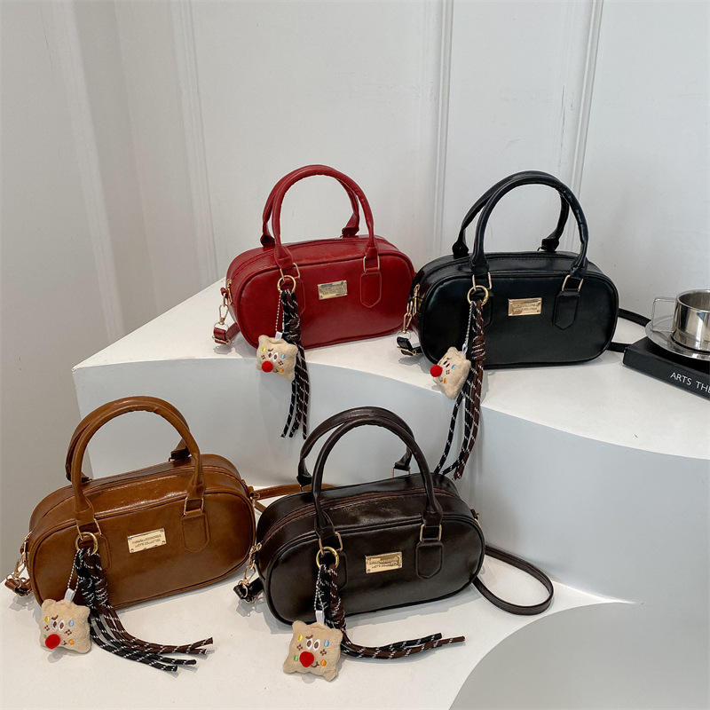 Spring 2025 new casual pendant, retro and simple, large-capacity design, single-shoulder, hand-carry, crossbody pillow bag for women Application Scenario
