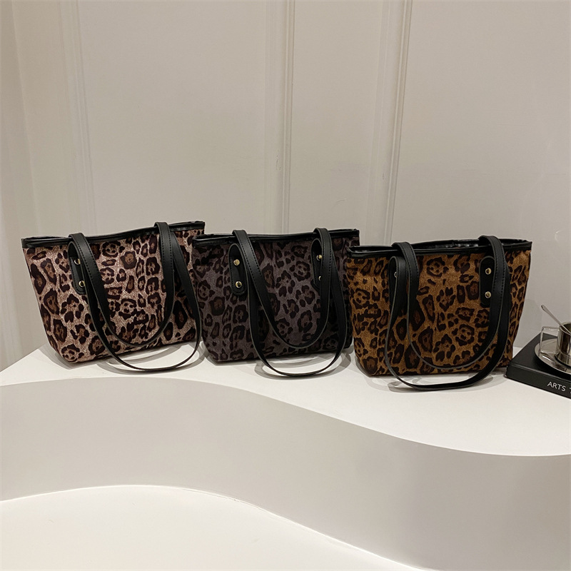 High-end texture leopard print large bag 2024 new retro bag, fashionable and stylish, single-shoulder large capacity commuter tote bag Application Scenario