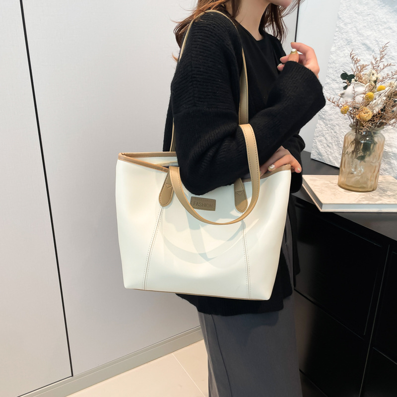 This year, large-capacity tote bags for women are in fashion. The new 2024 casual and simple underarm bag is trendy and versatile, as well as a single-shoulder bag for commuting details Picture