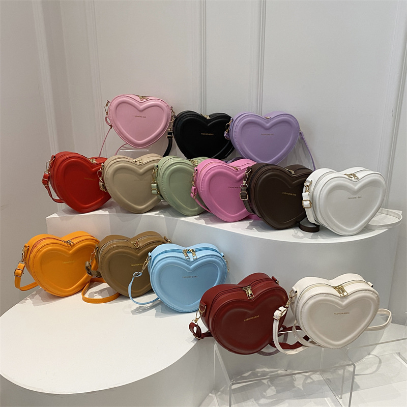 A simple and heart-shaped handbag for women in 2024, a fashionable and individual crossbody bag, a sweet and versatile single-shoulder bag that is popular in autumn Application Scenario