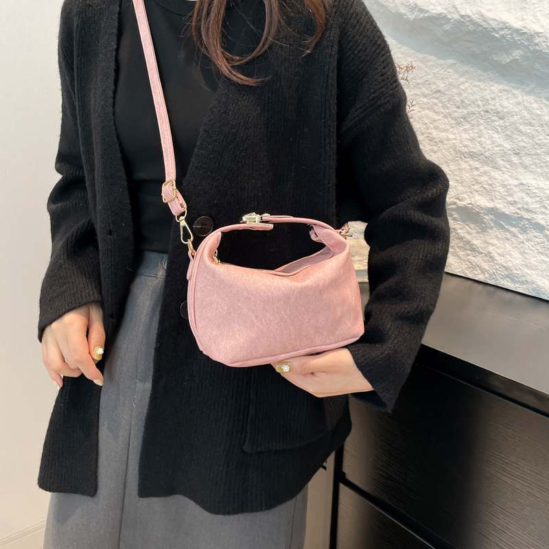 This year, the 2024 new style of Korean style versatile Instagram handbags, niche single-shoulder crossbody bags, and stylish small square bags are all popular Specification drawing
