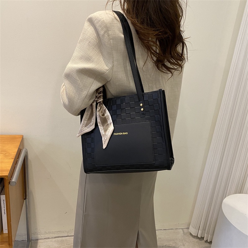 A new trendy student bag with a large capacity under the shoulder and armpits, a stylish checkered Korean style women's bag and a tote bag Specification drawing