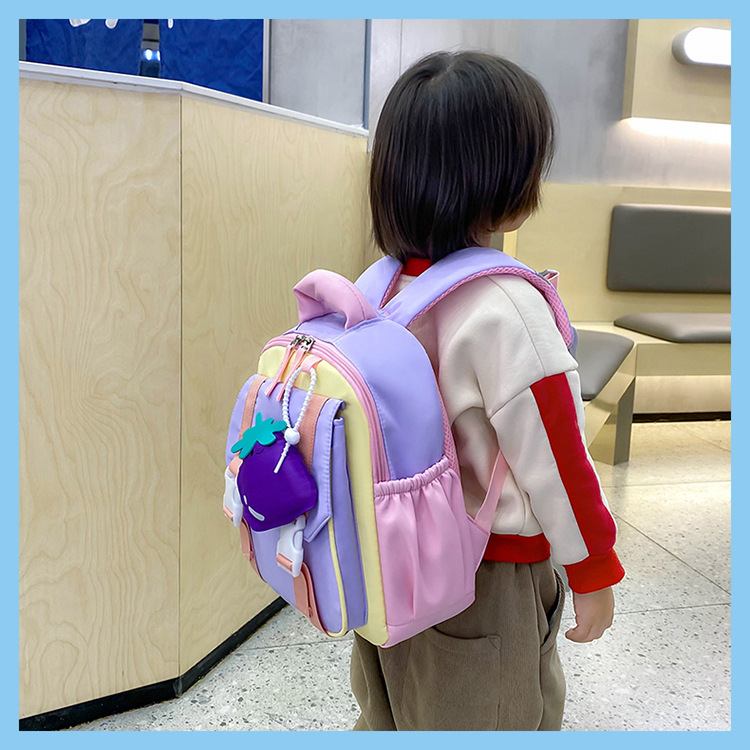 The new kindergarten schoolbag is lightweight and reduces the load. It is a trendy color-blocking backpack for children, both boys and girls, small sizes, and a travel backpack details Picture