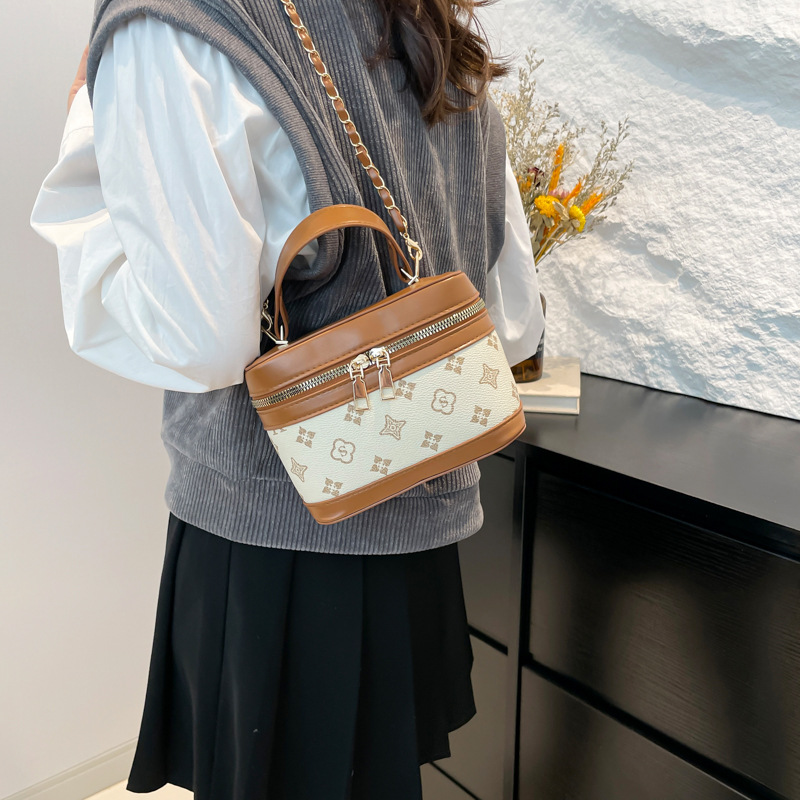 Stylish, casual, large-capacity 2025 new style, textured and fashionable printed box, chain hand, shoulder, crossbody small square bag details Picture