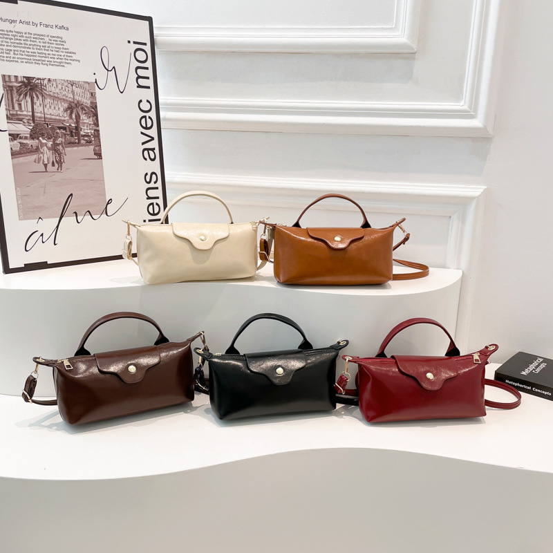 The 2025 new versatile casual handbag, a single-shoulder crossbody bag, is a niche, simple, solid-color, lightweight, and high-end commuter bag for women Application Scenario