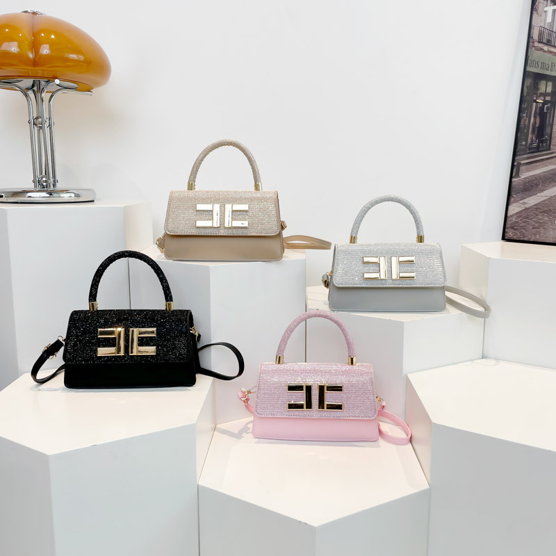 Handbag for women 2025 New Spring Bright diamond single-shoulder underarm bag, European and American crossbody bag, personalized and fashionable small square bag Application Scenario