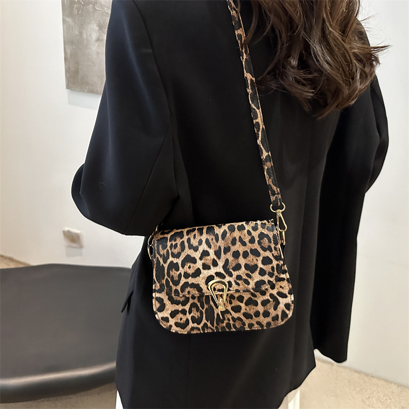 A retro and casual European and American fashion and individuality handbag, a new 2024 trendy leopard print single-shoulder crossbody small square bag Specification drawing