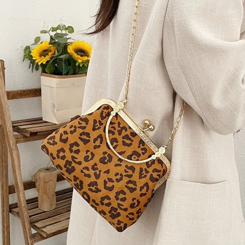 Chain fashion crossbody bag 2024, personalized and fashionable leopard print small bag, dinner bag, clip mouth box bag, one-piece consignment full figure