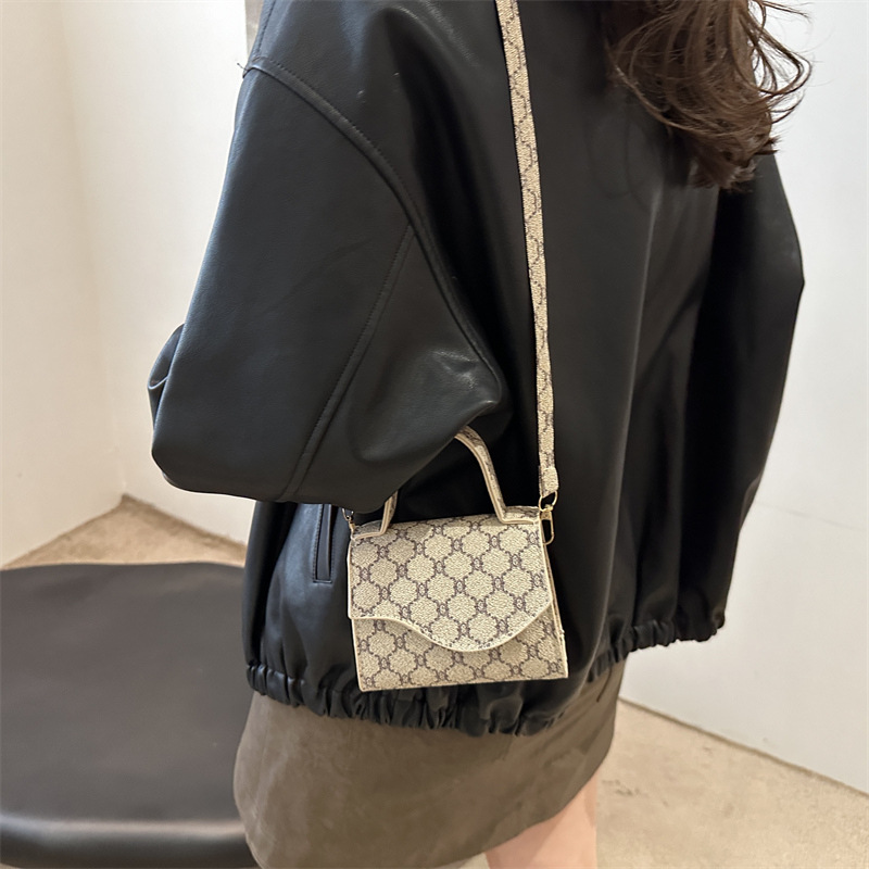 This 2024 new retro, simple and stylish autumn women's small square bag features a casual, trendy and elegant crossbody shoulder details Picture