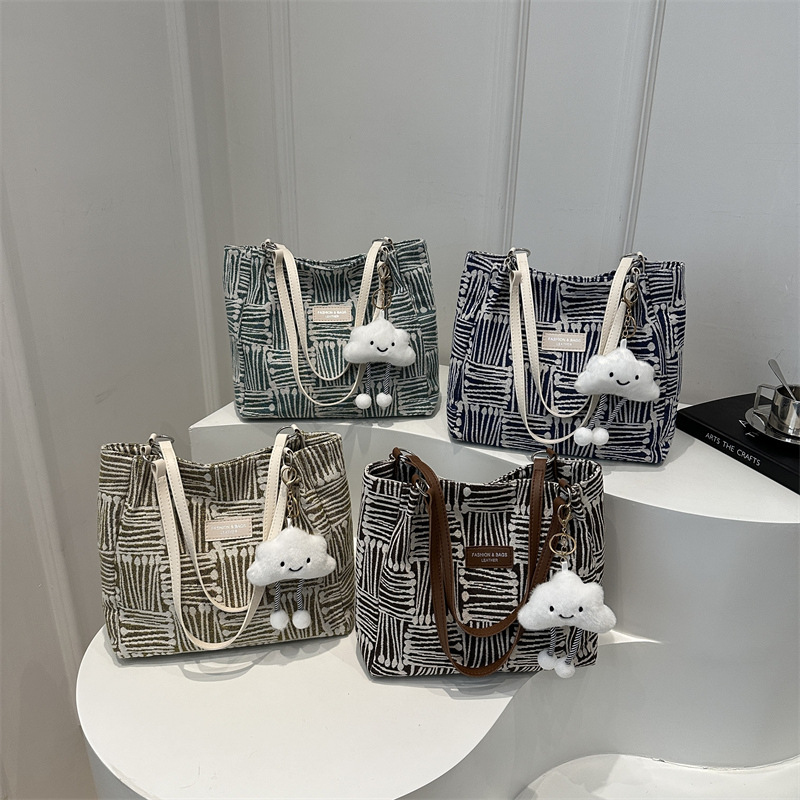 Casual women's 2024 new style school commuting bag, autumn and winter popular fashion single-shoulder bag, large-capacity tote bag Application Scenario