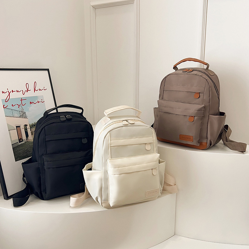 2025 New European and American retro college student canvas bag, large-capacity backpack, fashionable and versatile commuting crossbody bag Application Scenario
