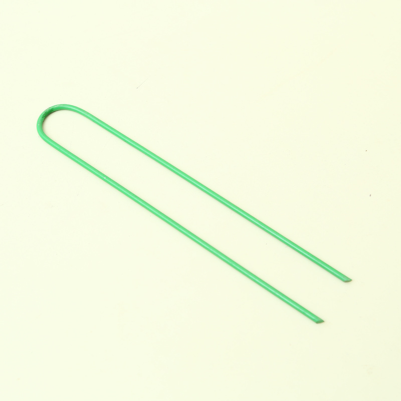 U-shaped ground nails, green baked paint galvanized slanted pointed nails, ground film fixers, artificial turf fixing nails, turf U-shaped nails Application Scenario