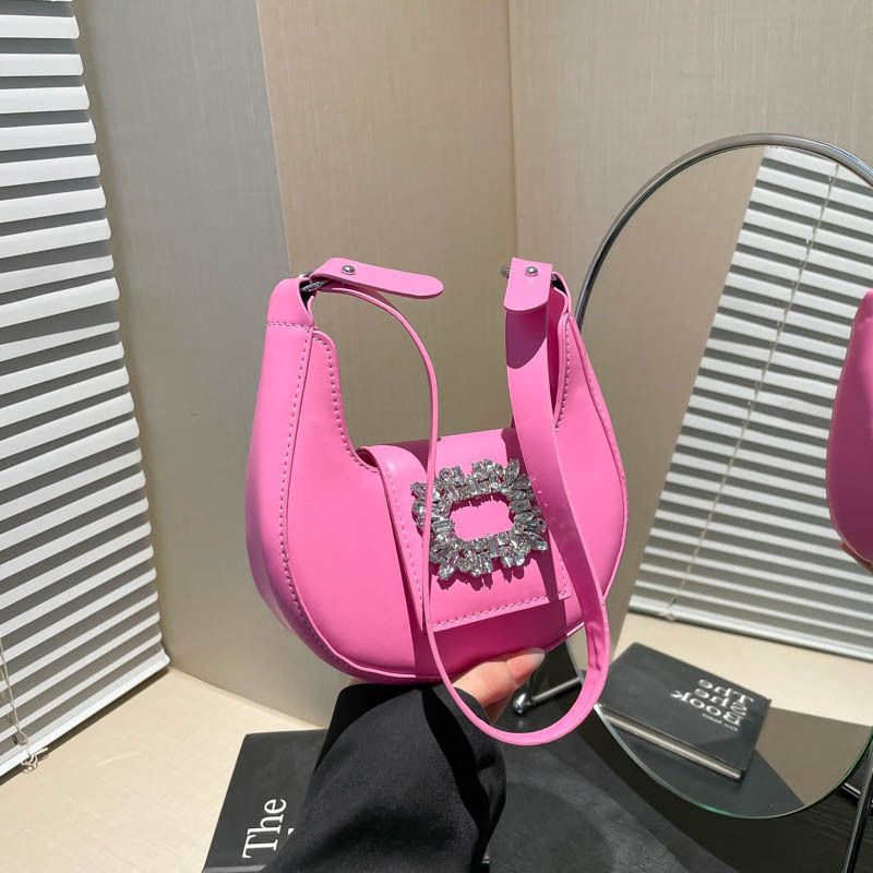 The new 2025 underarm bag for women features a niche design with a high-end feel. It is a trendy single-shoulder crossbody bag for commuting and a stylish crescent-shaped bag full figure