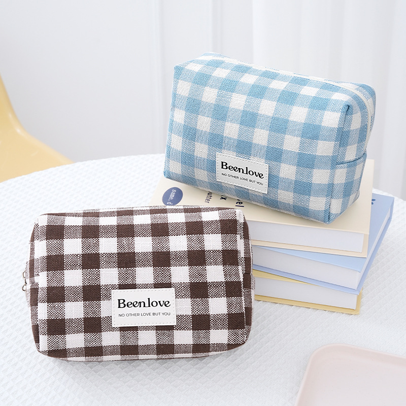 Runhui's new style octagonal makeup bag, a convenient hand-held small bag, travel cosmetics storage bag, and makeup bag full figure