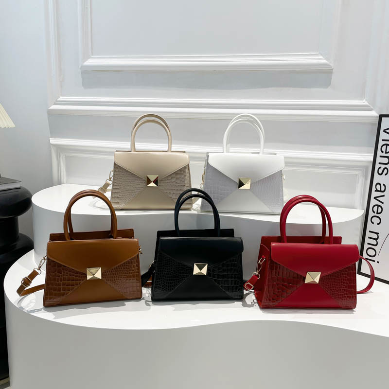 Korean-style large-capacity fashionable crocodile pattern commuter handbag, 2024 new autumn artistic single-shoulder crossbody bag Application Scenario