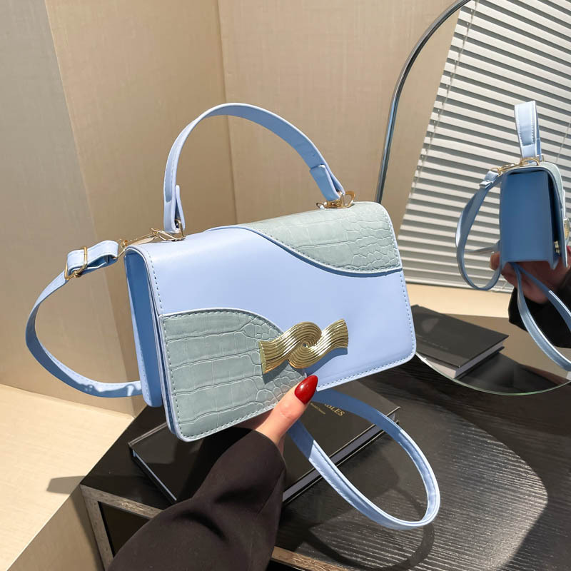 A French-style, elegant and individualistic hand-held small square bag for the winter of 2024, a beautiful and fashionable Korean-style, stylish single-shoulder crossbody bag full figure