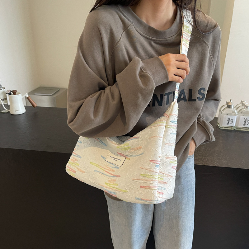 The new canvas bag for the autumn of 2024 features a large-capacity design, versatile crossbody bag, and a high-end daily commuting bag with a feminine feel details Picture