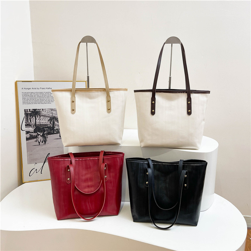 Large-capacity tote bag, minimalist underarm bag, 2024 new niche design, elegant and stylish commuter single-shoulder bag Application Scenario