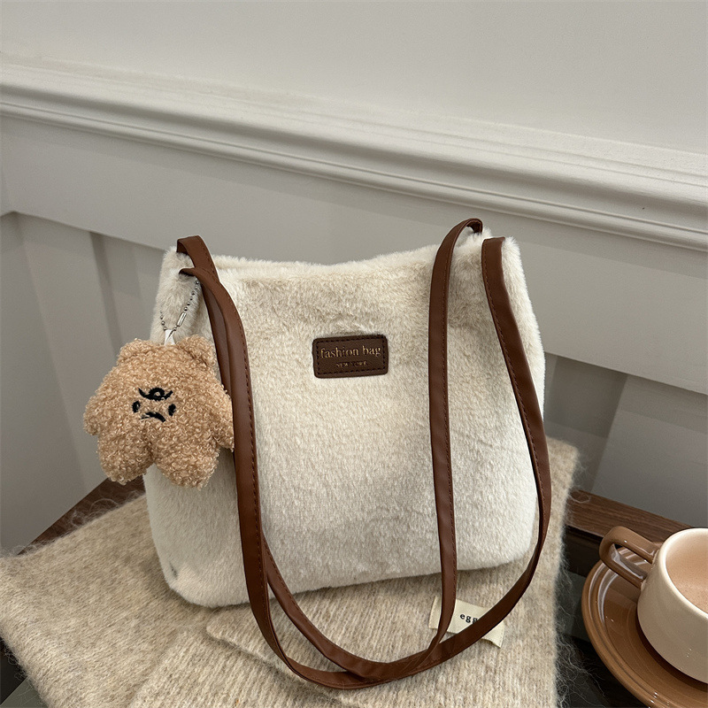 Spring Fashion Plush Bag for Women 2025, casual and versatile, large capacity commuter tote bag, quality single-shoulder handbag full figure