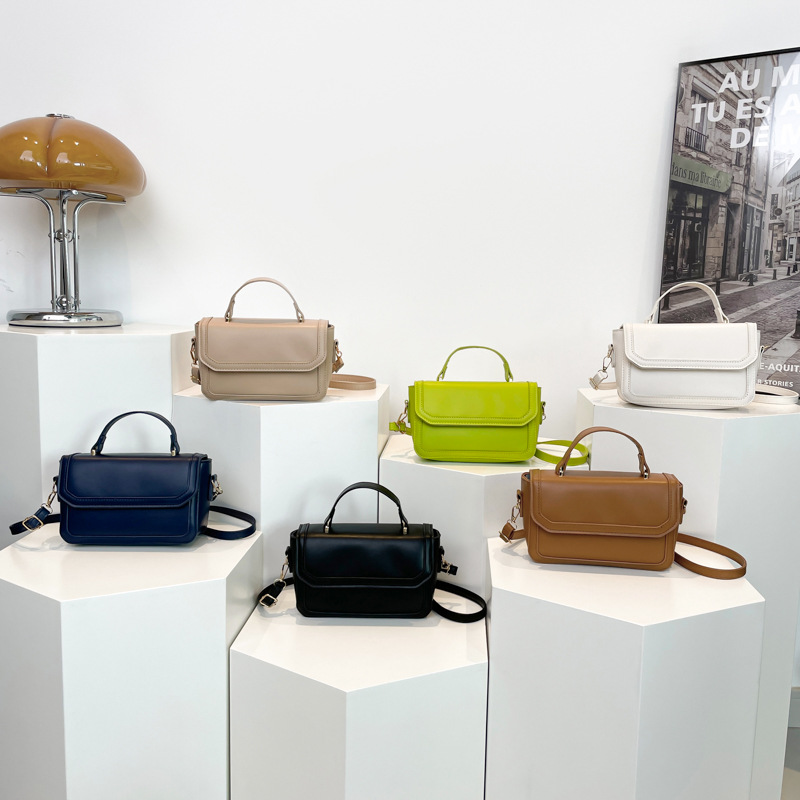 This year, small bags are in vogue. The new 2024 autumn and winter fashion hand-held small square bag is a versatile commuting single-shoulder crossbody bag Application Scenario