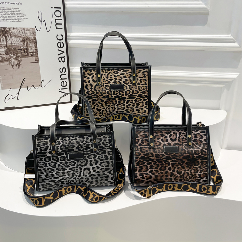 Leopard print personality 2024 New trendy, large-capacity, fashionable and stylish single-shoulder tote bag for autumn and winter Application Scenario