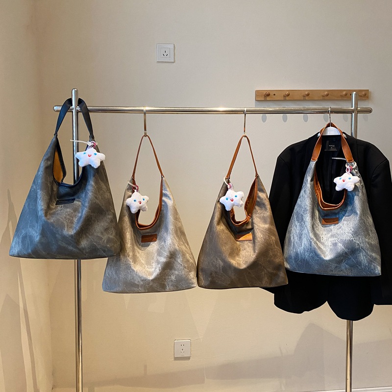 The new 2024 winter stylish and versatile Tote bag is a large-capacity brown single-shoulder bucket bag with a patchwork design for daily travel Application Scenario