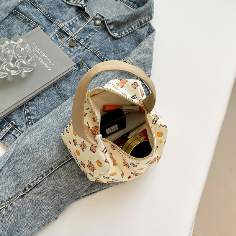 New cartoon portable makeup handbag, high appearance level travel bento bag, large capacity, super cute three-dimensional storage bag Application Scenario