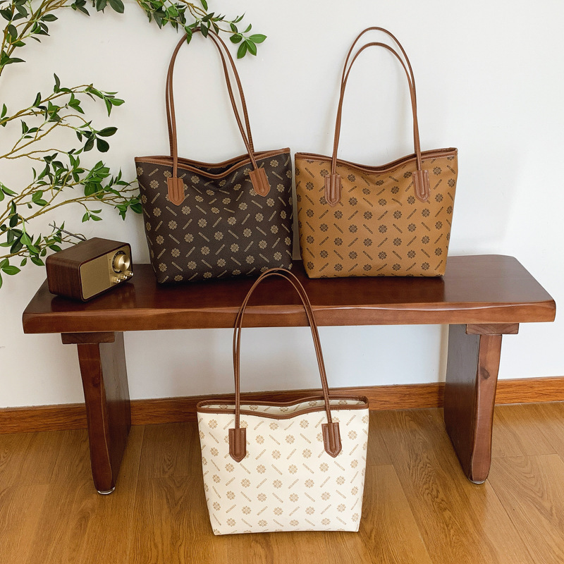 Large-capacity women's bag, soft leather texture, 2024 new trendy and fashionable handbag, European and American tote bag, versatile shoulder bag Application Scenario