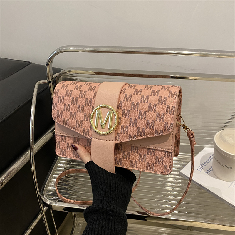 A new 2025 stylish and artistic underarm bag for women, a unique and simple square bag with letter prints and a high-quality single-shoulder bag full figure