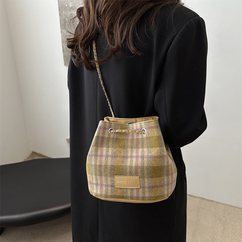 Fashionable and versatile retro checkered single-shoulder bag, portable commuting single-shoulder bag for autumn and winter, fabric bag, casual tote bag for women Specification drawing