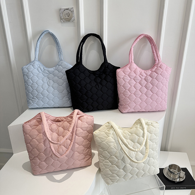 A large-capacity, fashionable, trendy, gentle and Korean-style casual bag with diamond-shaped embroidery thread, simple underarm single-shoulder tote bag Application Scenario
