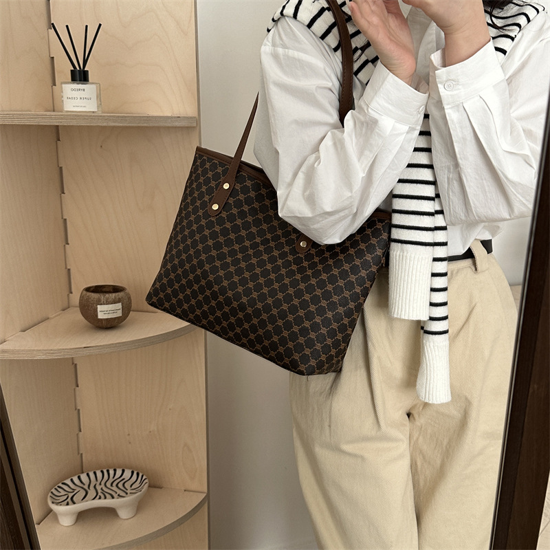 Commuting personalized large-capacity tote bag for women 2025 Spring New style, elegant and niche trendy single-shoulder bag for cross-border women details Picture