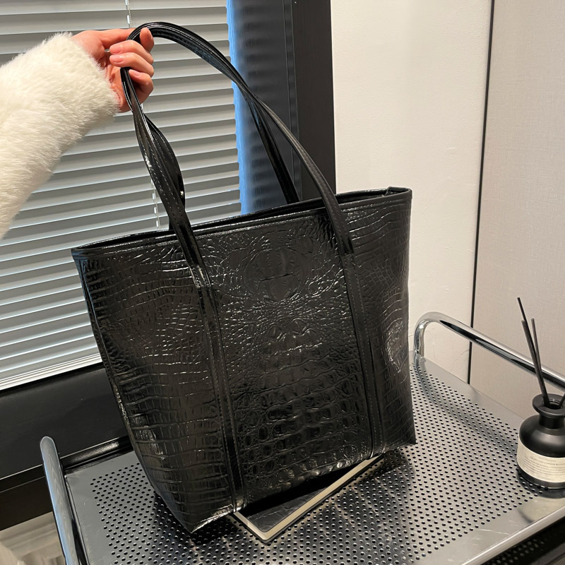 Korean women's bag 2025 New style simple and versatile crocodile pattern cross-border large bag, fashionable and casual hand-held shoulder bag full figure