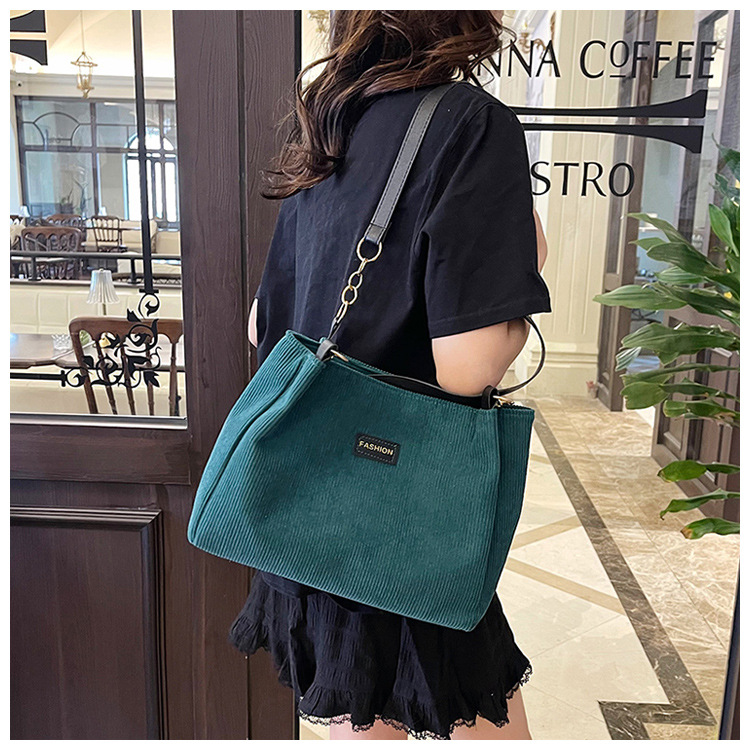 New fashionable corduroy bag for women, single-shoulder bag, large-capacity tote bag, crossbody for class and commuting Application Scenario