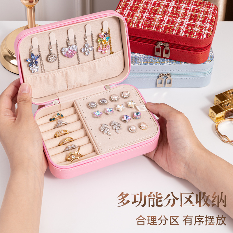 The popular "Xiaoxiangfeng" jewelry box for girls, featuring jewelry, earrings, necklaces and rings, has compartments for storage. It is portable, waterproof and suitable for cross-border use details Picture
