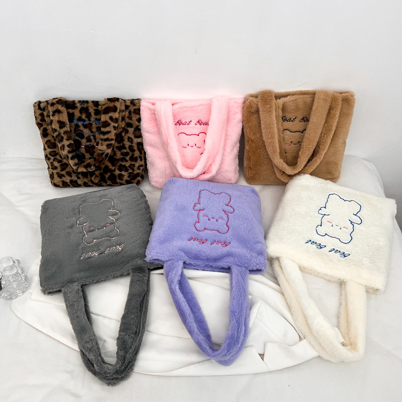 The new winter plush tote bag, a Japanese bear large-capacity single-shoulder bag, is versatile and can be carried by students for class Application Scenario