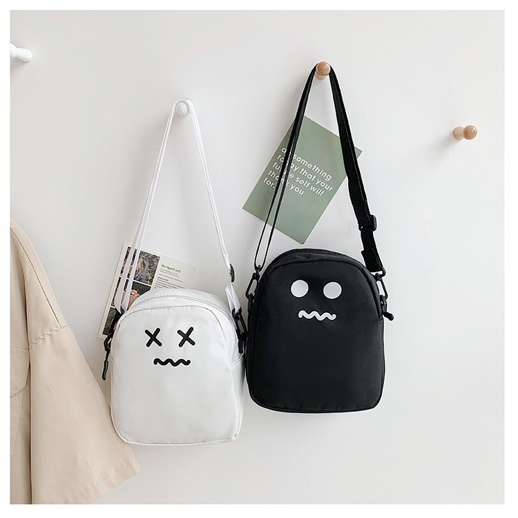 A new cross-border male ghost print student crossbody bag with a Harajuku style, featuring a unique Japanese style, is versatile and lightweight Specification drawing