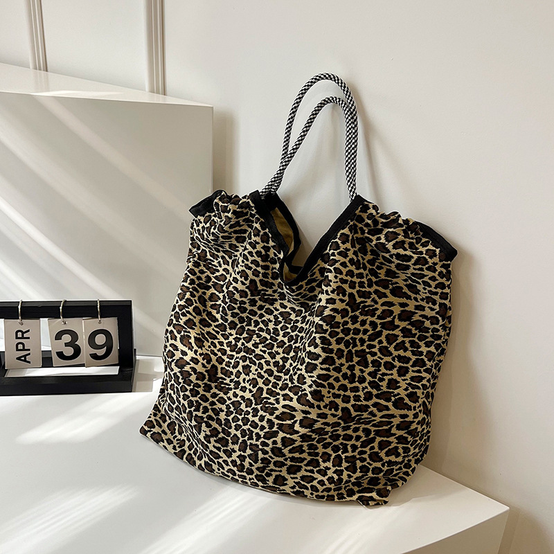 The Korean Instagram Day artistic and versatile casual canvas tote bag for women, with a laid-back style and leopard print crossbody single-shoulder bag trend full figure