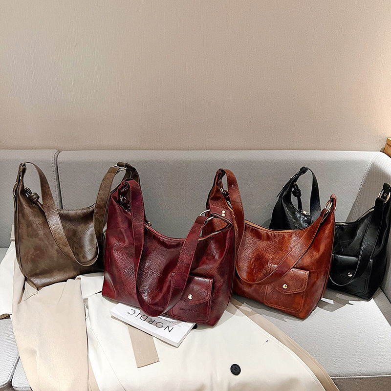 Large-capacity retro bag for women, Spring 2025 new style, versatile, stylish, niche and trendy texture oil leather single-shoulder crossbody bag Application Scenario