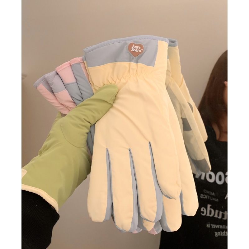 Cute and heart-shaped ski gloves for women, new style, winter warmth and cold protection, fleece and thickened, windproof and cold protection for outdoor cycling Application Scenario
