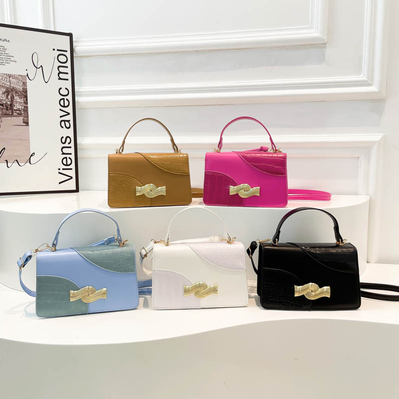 A French-style, elegant and individualistic hand-held small square bag for the winter of 2024, a beautiful and fashionable Korean-style, stylish single-shoulder crossbody bag Application Scenario