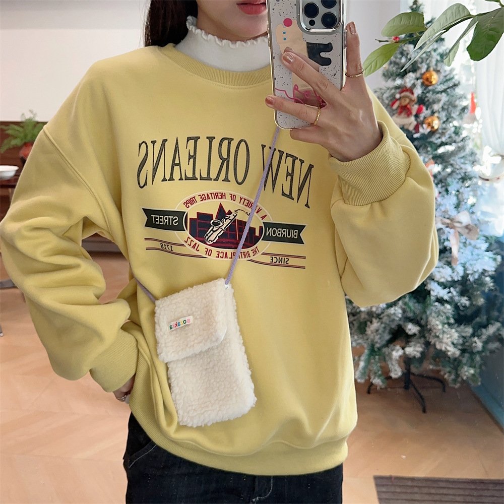 312183 flip cover new plush mobile phone bag, a mini crossbody bag for women to carry mobile phones, a walking mobile phone bag full figure