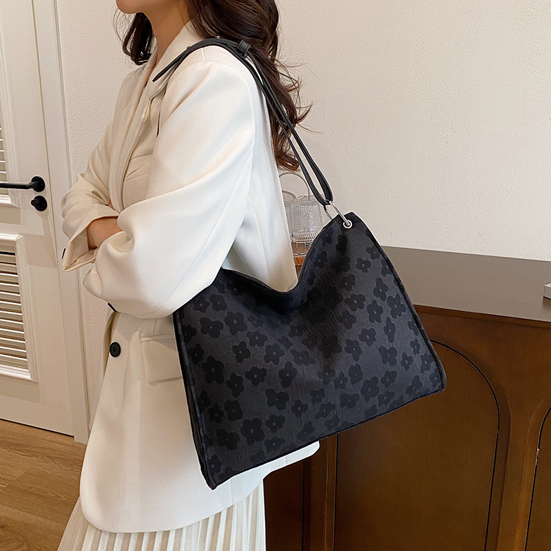 Tote bag for Women 2024 Autumn New Korean version large-capacity handbag, women's class commuting underarm bag, single-shoulder bag for women Application Scenario