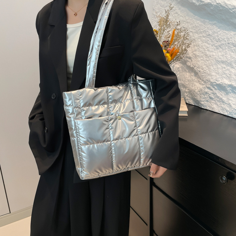 Cross-border retro fashion underarm bag for women 2024 winter new high-end large-capacity commuting single-shoulder bag details Picture