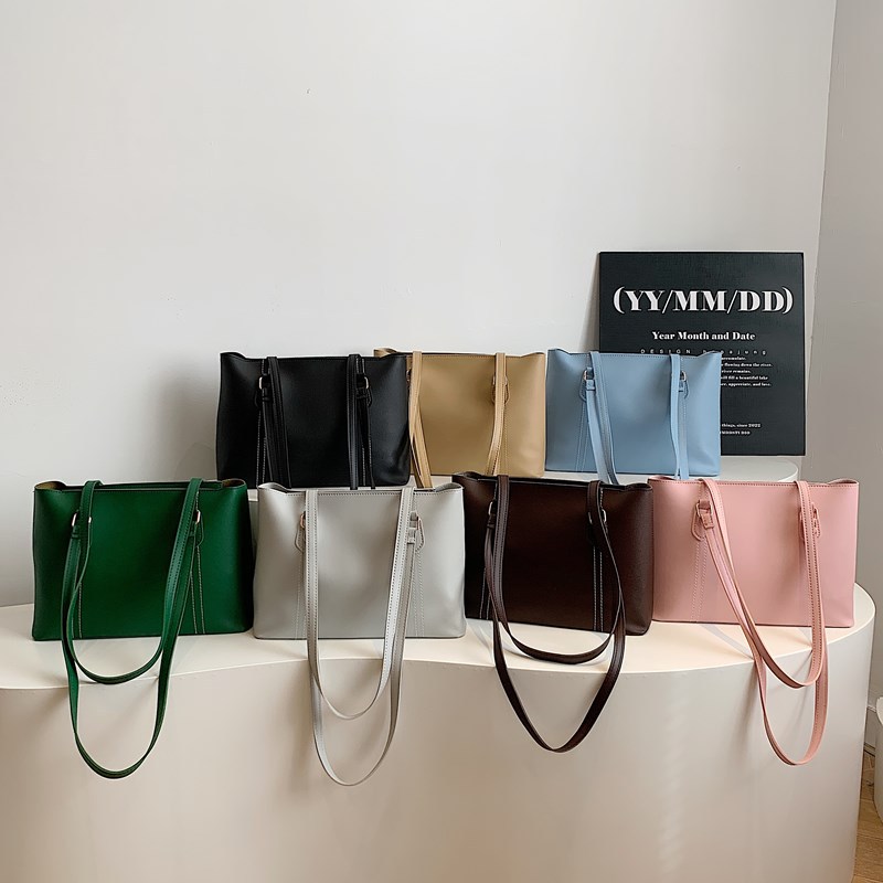 A new summer retro, fashionable, versatile and high-end tote bag for women in 2025 Application Scenario