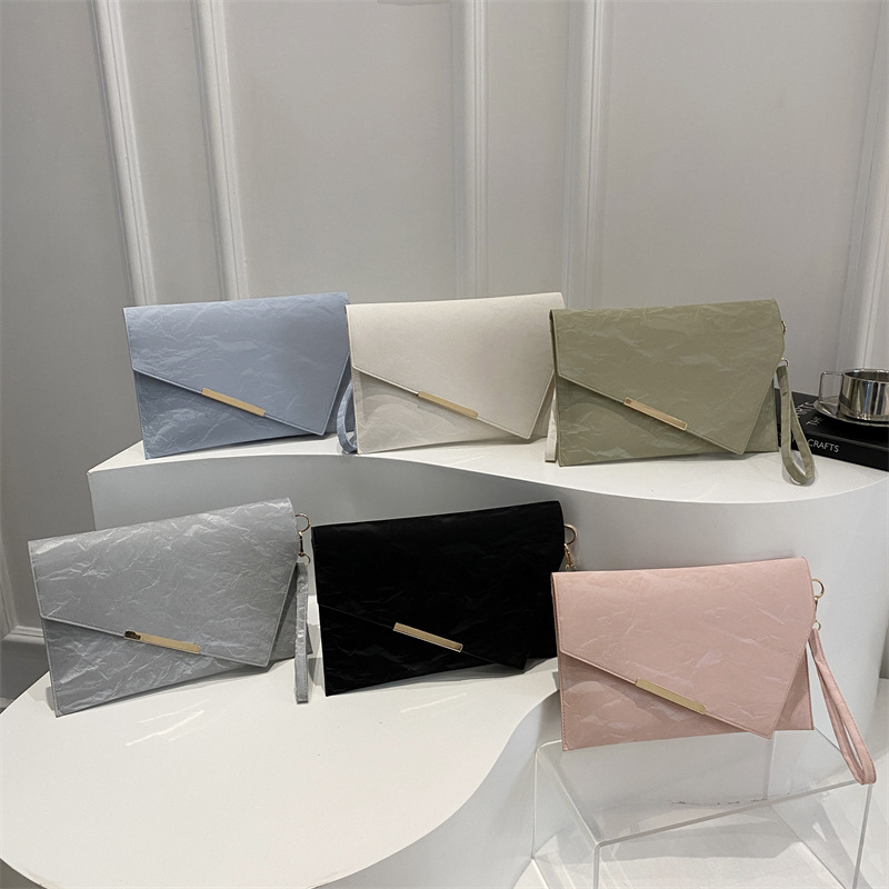 The new solid-color spring 2025 collection features a retro, simple, fashionable, large-capacity, casual and stylish small square envelope bag Application Scenario