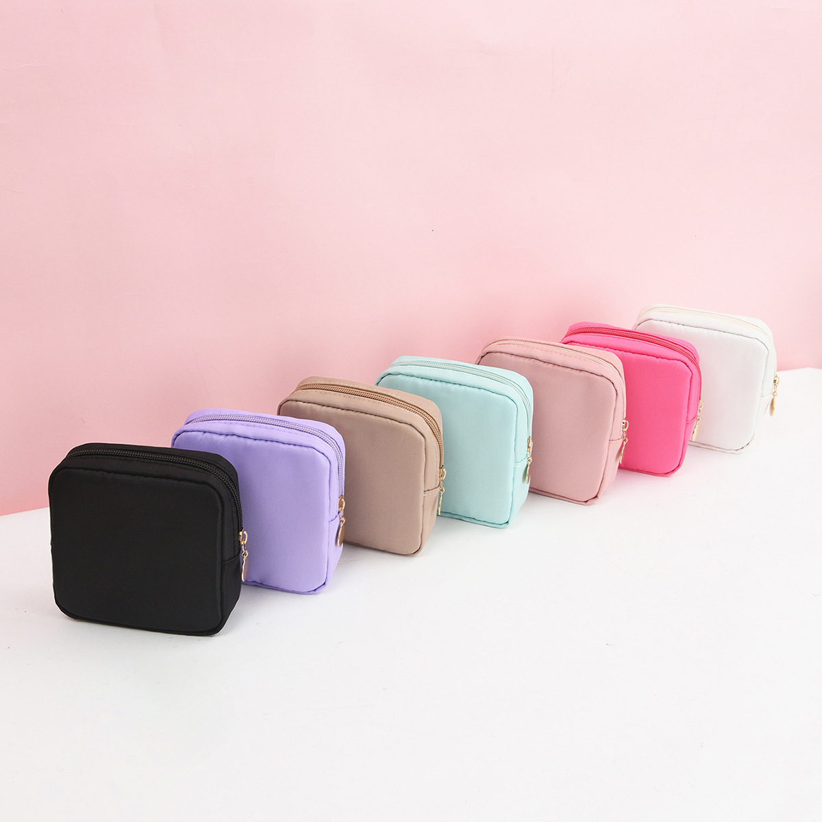 Sanitary napkin storage bag, portable sanitary napkin storage bag, large-capacity sanitary napkins, menstrual small bag, sanitary napkin bag Application Scenario