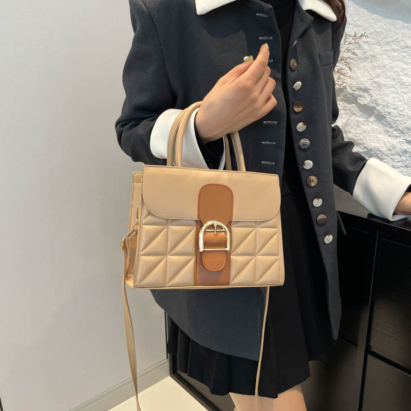 A new autumn/winter 2024 European and American retro fashion, simple and casual, versatile and trendy single-shoulder crossbody small square bag details Picture