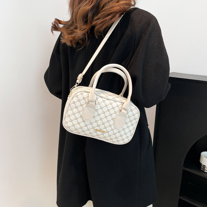 A niche design handbag for women in 2025, a new casual commuting single-shoulder bag with a high-end, simple and fashionable crossbody style details Picture