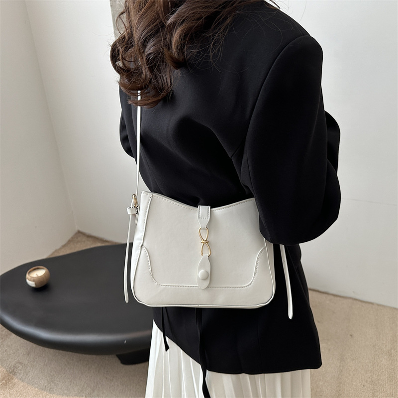 The 2024 new single-shoulder baguette bag with French style and niche design is a simple and versatile commuter crossbody bag for women details Picture